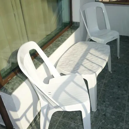 къща